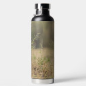 自然なアフリカの設定でチーターをパーソナライズ ウォーターボトル (右面)