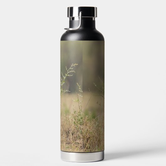 自然なアフリカの設定でチーターをパーソナライズ ウォーターボトル (右面)