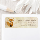 自然な背景を持つ可愛いウッドランドグランジキツネ ラベル (インサイチュ)