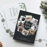 自然に楽しいリース |写真コラージュのクリスマス シーズンポストカード<br><div class="desc">フェスティバルのホリデーカードデザインお気に入りので、8枚の写真を丸いリースデザインに配置し、濃厚なオフブラックの背景に濃い緑の水色の葉をアクセント。中央には「メリークリスマス」がフェスティバル手文字のタイポグラフィで登場する。この休日の写真ユニークコラージュデザインを下のカスタムクリスマスの挨拶と名前でカスタマイズし、より長いプリプリントされたメッセージを背面に追加する。</div>