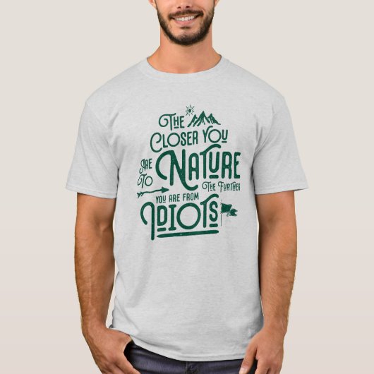 自然に近い愚か者の旅行から遠くおもしろい離れ Tシャツ (正面)