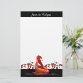 自然のアクセントのBettaの赤い魚 便箋 (スタンド正面)