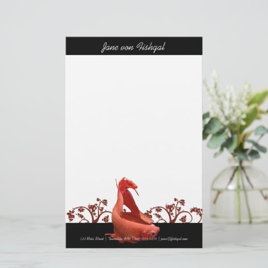 自然のアクセントのBettaの赤い魚 便箋 (スタンド正面)