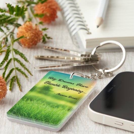 自然のインスピレーション:緑の草と引用文のキー キーホルダー (正面右)