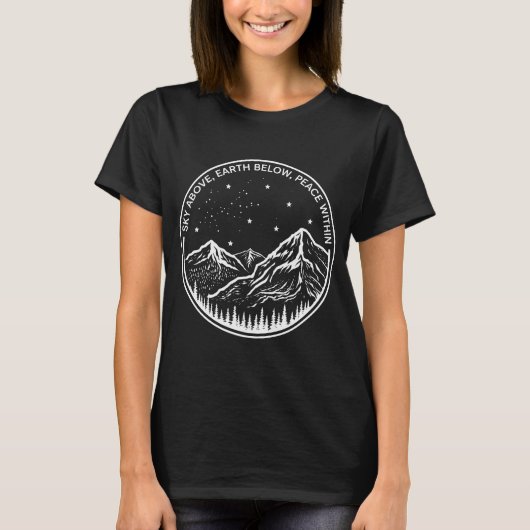 自然の上の空の風景デザイン | 山とアウト Tシャツ (正面)