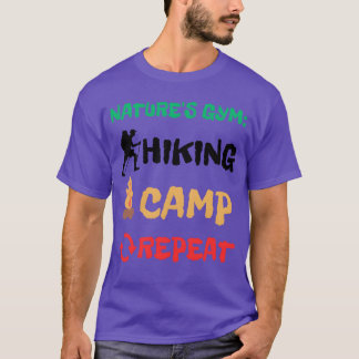 自然の中でキャンプとハイキングを楽しむ少年 Tシャツ
