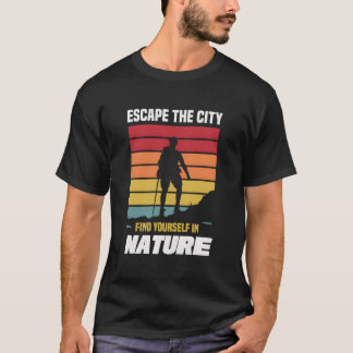 自然の中で自分を見つける ハイキングで都会から逃れる Tシャツ