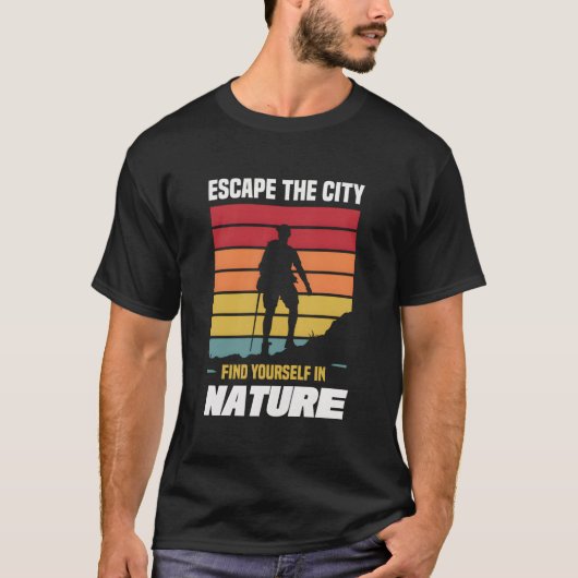 自然の中で自分を見つける ハイキングで都会から逃れる Tシャツ (正面)