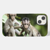 自然の中で遊ぶ赤ちゃんサル iPhoneケース (裏面横)