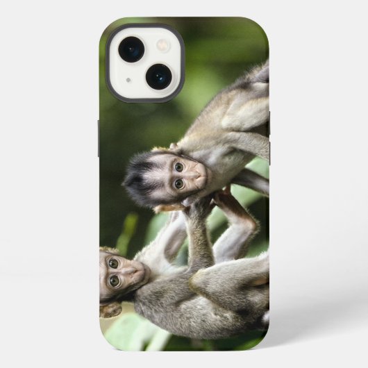 自然の中で遊ぶ赤ちゃんサル iPhoneケース (裏面)