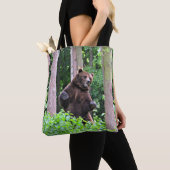 自然の強さ：森の中でグリーズリー立ち トートバッグ (クローズアップ)