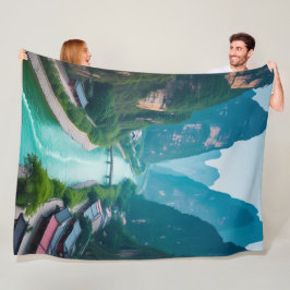 自然の抱擁 – 風光明媚な川の風景 フリースブランケット