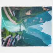 自然の抱擁 – 風光明媚な川の風景 フリースブランケット (正面(横))