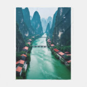 自然の抱擁 – 風光明媚な川の風景 フリースブランケット (正面)