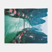 自然の抱擁 – 風光明媚な川の風景 フリースブランケット (正面(横))