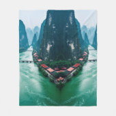 自然の抱擁 – 風光明媚な川の風景 フリースブランケット (正面)