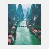 自然の抱擁 – 風光明媚な川の風景 フリースブランケット (正面)