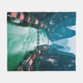 自然の抱擁 – 風光明媚な川の風景 フリースブランケット (正面(横))