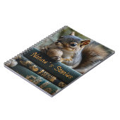 自然の物語に登場するアンティークの本に実をつけたリス ノートブック (左側)