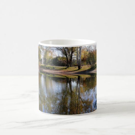 自然の秋の木の水の風景 コーヒーマグカップ (中央)