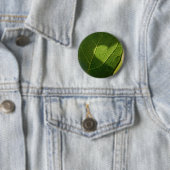 自然の葉上のハート 缶バッジ (インサイチュ)