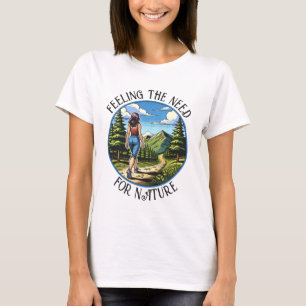 自然の道をハイキングする女性 Tシャツ