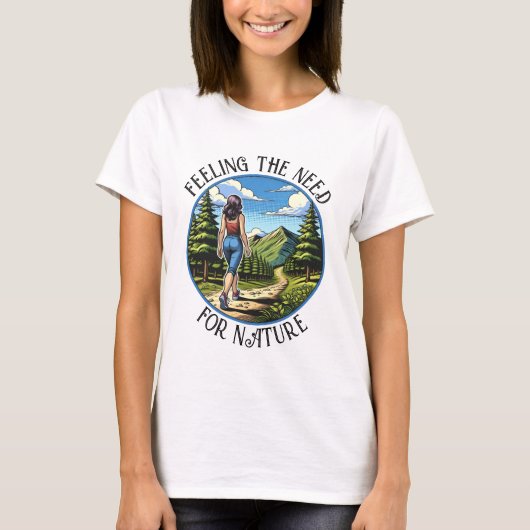 自然の道をハイキングする女性 Tシャツ (正面)