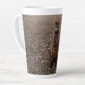 「自然の饗宴：ワラビーのおやつのときの休憩」 カフェラテマグ (左アングル)