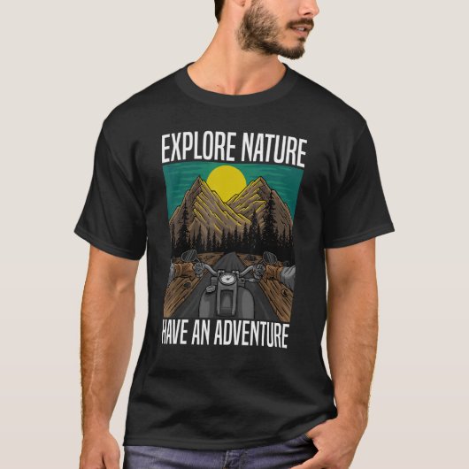 自然を探索して冒険ハイキングエクスプローラーを持つ Tシャツ (正面)