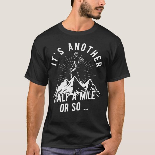 自然を楽しむハイキングをする男性のための面白いデザイン Tシャツ (正面)