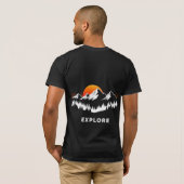 自然を満喫する山々と夕焼けのミニマルデザイン Tシャツ (裏面フル)