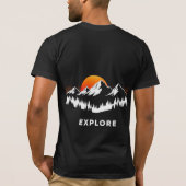 自然を満喫する山々と夕焼けのミニマルデザイン Tシャツ (裏面)