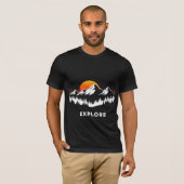 自然を満喫する山々と夕焼けのミニマルデザイン Tシャツ (正面フル)
