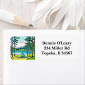 自然キャンプをテーマにした森のテント ラベル (インサイチュ)