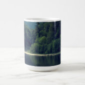 自然ムグ湖 – 穏やかな水と風光明媚な美 コーヒーマグカップ (中央)