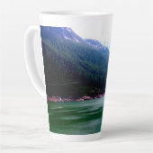 自然ランドスケープグリーンレイク、山、木 カフェラテマグ (左アングル)