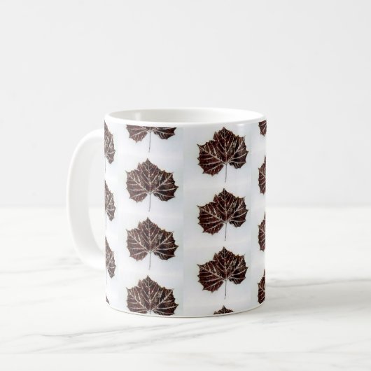 自然リーフプリント秋の茶色のシカモア青。 コーヒーマグカップ (正面左)
