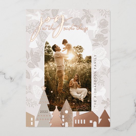 自然豊かな森林の動物たちが住む、のどかな村のアーチ型の写真 箔シーズンカード (正面)