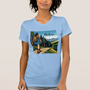 自然 トレイルを下る女性ハイカー Tシャツ