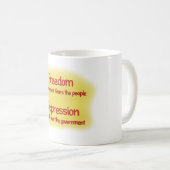 自由と抑圧 コーヒーマグカップ (正面右)