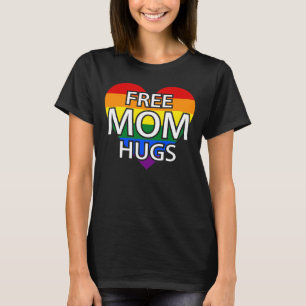 自由なお母さんは虹のハートLGBTゲイプライドを抱き締めます Tシャツ