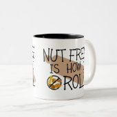 自由なナットは私がピーナツ木のナットの自由な記号をいかに転がるかです ツートーンマグカップ (正面右)