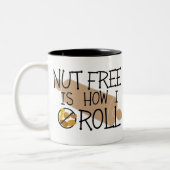 自由なナットは私がピーナツ木のナットの自由な記号をいかに転がるかです ツートーンマグカップ (左)
