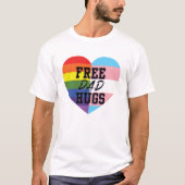 自由なパパはLGBTQのTシャツを抱き締めます Tシャツ (正面)
