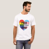 自由な祖父母はLGBTQ (E)の質の商品を抱き締めます Tシャツ (正面フル)