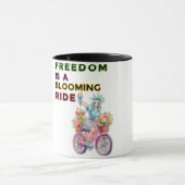 自由な開花レディーリバティーを花の自転車で マグカップ (中央)