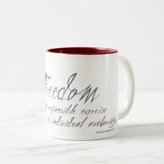 自由によって定義される旗のマグ ツートーンマグカップ (正面右)