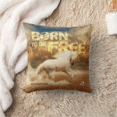 自由に生まれする:砂漠のランニングの白馬 – クッション (ブランケット)