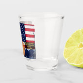 自由のために背が高く安定して立つ！ ショットグラス (右)