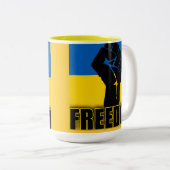 自由のための握りこぶしを搭載するウクライナの旗 ツートーンマグカップ (正面右)